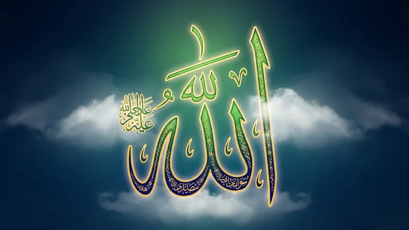 Gökyüzünde bulutlar arasında parlayan Allah yazısı