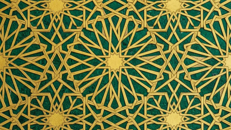 Altın ve yeşil renklerde, geometrik desenlerle süslenmiş, İslami mimari detayları
