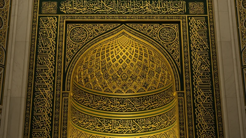 Bir caminin mihrabı, altın işlemelerle süslenmiş, islami hat sanatı örneği