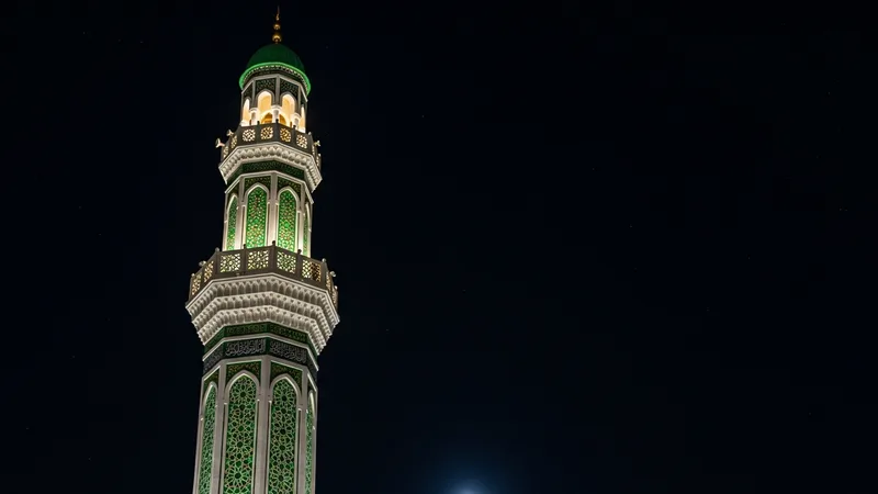 Berat Kandili gecesi cami minaresinden yükselen ışıklar, İslam sanatıyla tasvir edilmiş