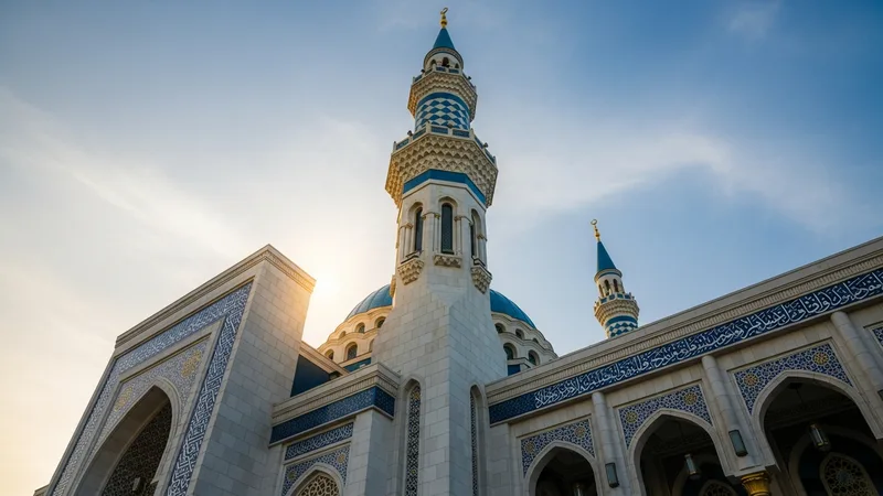 cami minaresinin gökyüzüne yükseldiği anın fotoğrafı