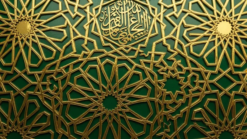 yeşil ve altın renklerinde islami desenler