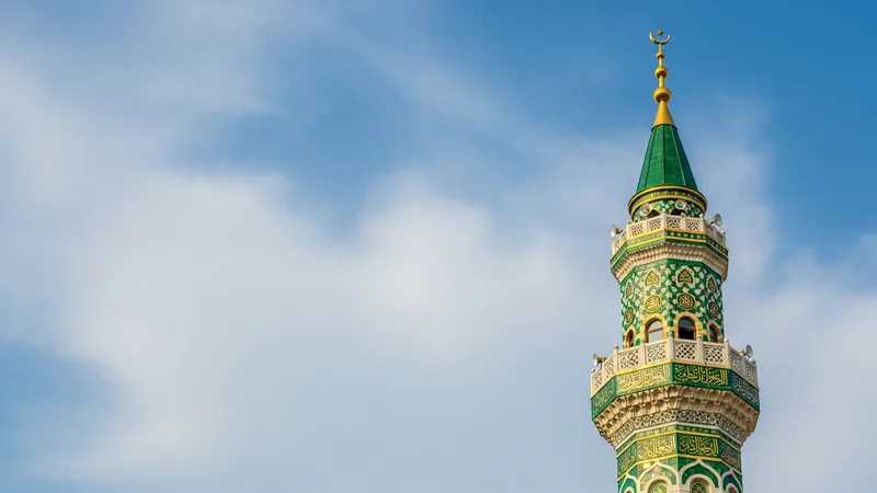 cami minaresi ve gökyüzü