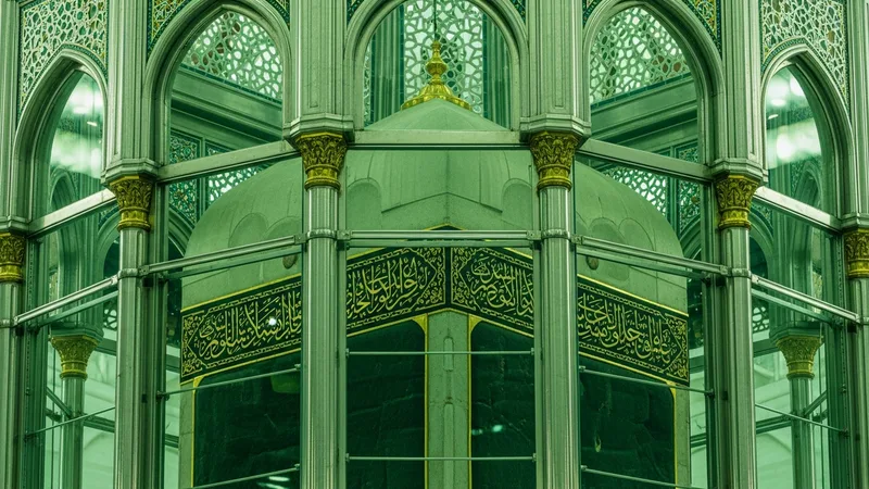 Makam-ı İbrahim'in içindeki ayak izleri