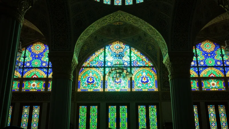 Camii içinde dua eden insanların silueti