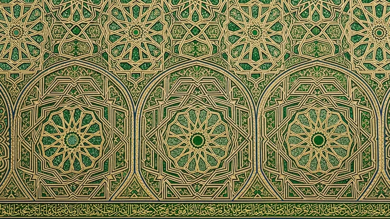 Yeşil ve altın renklerinde, geometrik desenli islami sanat örneği