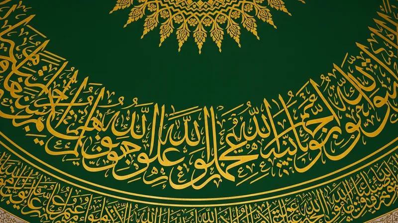 Cami kubbesi içindeki hat sanatı detayları, altın yaldızlı