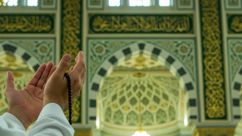 Namaz kılan bir Müslüman, ellerini açmış dua ediyor. Yeşil ve altın renk tonları hakim.