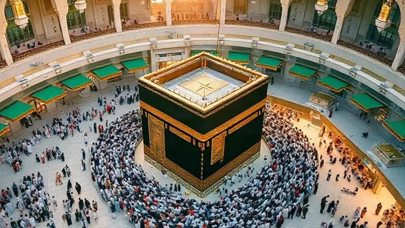 Kabe etrafında tavaf yapan hacı adayları ve tavaf duaları